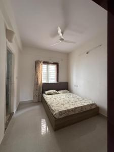 Un pat sau paturi într-o cameră la Dhriti - 1BHK and 2 BHK Apartment stay