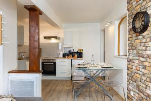 Η κουζίνα ή μικρή κουζίνα στο Le Cathare-Limoux-WIFI-Parking free-Oc-Keys +17 φωτογραφίες