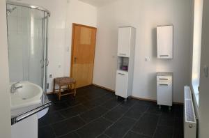 a bathroom with a sink and a shower at Ferienwohnung Wolfi in Gotha