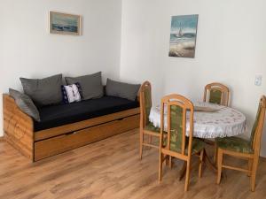 a living room with a couch and a table at Ferienwohnung Wolfi in Gotha