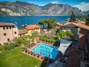 マルチェージネにあるHotel Luna Rossaのプール付きの家の航空写真