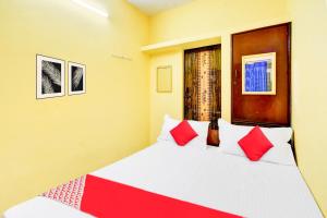 Un pat sau paturi într-o cameră la Hotel O Cooum Riverview Chennai Formerly Nimalan Residency
