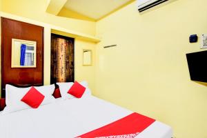 Un pat sau paturi într-o cameră la Hotel O Cooum Riverview Chennai Formerly Nimalan Residency
