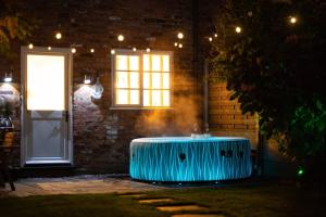 Φωτογραφία από το άλμπουμ του Stylish 2 Bedroom Cottage With Hot Tub And Parking σε Bewdley