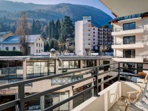 an apartment balcony with a view of the mountains at Appartement 2* à Brides-les-Bains, 1ch, 2 parkings, balcon sud, proche télécabine et thermes - FR-1-512-2 in Brides-les-Bains