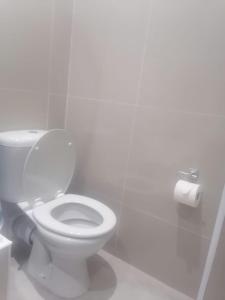 Un baño con inodoro y un rollo de papel higiénico. en Pearl Holiday homes, en Vosburg 2 fotos más