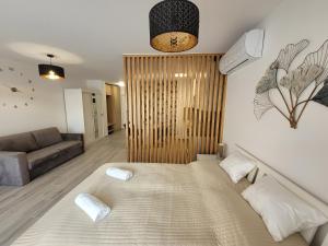 Postel nebo postele na pokoji v ubytování Aura Residence Apartman