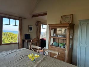 Televízia a/alebo spoločenská miestnosť v ubytovaní Le colombier, villa vue mer accès plage 300M