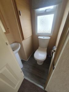 Ένα μπάνιο στο ML79 2 Bed DELUXE CARAVAN Golden Palm Chapel St Leonards +3 φωτογραφίες