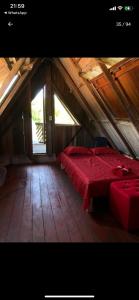 En eller flere senge i et værelse på Chalé Maison Blanche