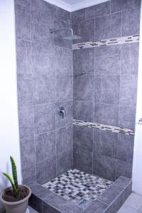 Un baño de The Thorny Guest House Maun