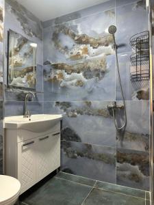 un bagno con doccia, lavandino e WC di Luxury Apartment in Centre of Stara Zagora a Stara Zagora Altre 26 foto