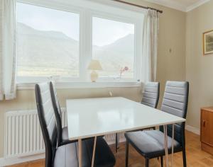 Gallery image of Spacious 4-Bedroom House - Scenic Views - Parking in Kollafjørður