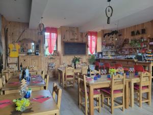 Gallery image of Le sapin rouge - Restaurant - bar - chambres d'hôtes in Artigues