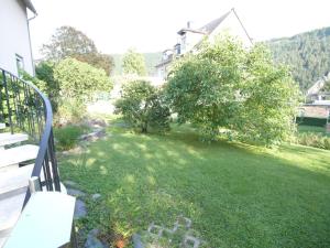 a view of a yard from a balcony of a house at Ferienwohnung Melba in Traben-Trarbach