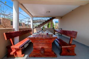 Balkoni atau teres di Holiday Home Enard with Jacuzzi