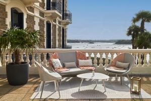 Balkón nebo terasa v ubytování Hôtel Barrière Le Grand Hôtel Dinard