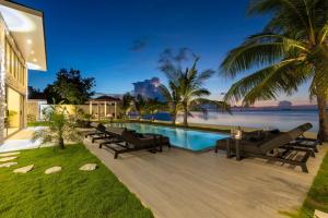 Bazén v ubytování Luxury Beachfront Fisherman's village nebo v jeho okolí