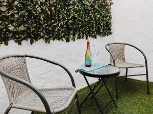 deux chaises et une table avec une bouteille de vin dans l'établissement Cosy Cork - House - Sleeps 4 - City Centre, à Cork