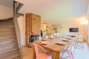 a dining room with a table and a fireplace at Maison 4 chambres avec jardin & garage proche tram in Wasquehal