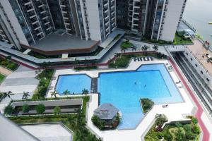einen Blick über einen großen Pool in einer Stadt in der Unterkunft R&F Seine Region Victoria Style 3Bedroom in Johor Bahru