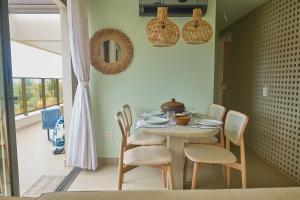 サン・ミゲル・ド・ゴストーゾにあるNovo Oásis em Gostoso Jacuzzi, Rooftop e Vista Incrívelのテーブルと椅子のあるダイニングルーム