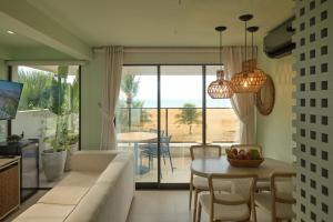 サン・ミゲル・ド・ゴストーゾにあるNovo Oásis em Gostoso Jacuzzi, Rooftop e Vista Incrívelのソファとテーブルのあるリビングルーム