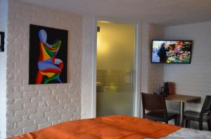 TV a/nebo společenská místnost v ubytování Les Chambres d'Elza