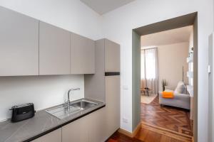 Cucina o angolo cottura di 5 minutes from Via Roma - with Smart TV