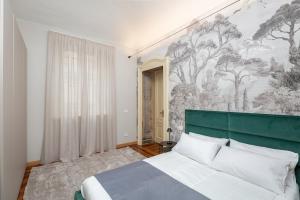 una camera da letto con un letto e un quadro sul muro di 5 minutes from Via Roma - with Smart TV a Torino