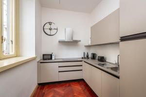 Cucina o angolo cottura di 5 minutes from Via Roma - with Smart TV