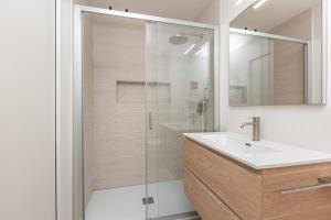 un bagno con doccia in vetro e lavandino di 5 minutes from Via Roma - with Smart TV a Torino