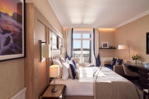 Postel nebo postele na pokoji v ubytování Hôtel Barrière Le Grand Hôtel Dinard