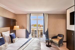 Postel nebo postele na pokoji v ubytování Hôtel Barrière Le Grand Hôtel Dinard