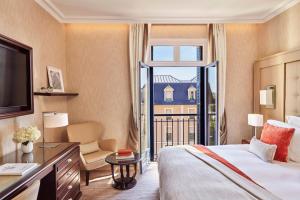 Postel nebo postele na pokoji v ubytování Hôtel Barrière Le Grand Hôtel Dinard