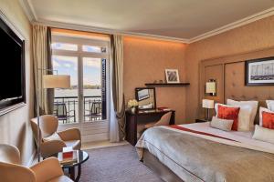 Postel nebo postele na pokoji v ubytování Hôtel Barrière Le Grand Hôtel Dinard