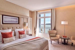 Postel nebo postele na pokoji v ubytování Hôtel Barrière Le Grand Hôtel Dinard + 37 fotografií