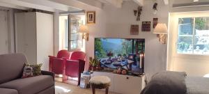 Televízia a/alebo spoločenská miestnosť v ubytovaní PARIS AUTHENTIC HOUSE studio with green courtyard 12 rue labourse Gentilly 94250