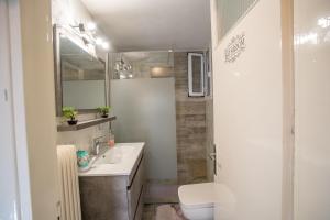 un baño con lavabo e inodoro en Sea View Nikos Apartment, en Nauplia 29 fotos más