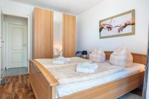 a bedroom with a bed with white towels on it at Fewo am Hochufer - erste Reihe in Ostseebad Sellin