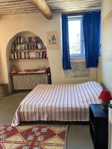 En eller flere senge i et værelse på La Maison Rose I Maison de village familiale