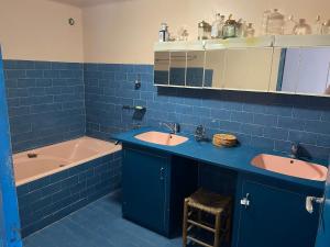 Et badeværelse på La Maison Rose I Maison de village familiale + 41 billeder