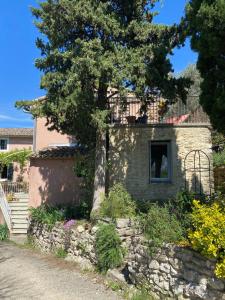 En have udenfor La Maison Rose I Maison de village familiale