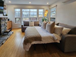 a living room with a couch and a fireplace at Tremblant Prestige - Les Eaux 227-6 in Mont-Tremblant