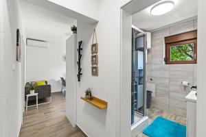 een hal van een huis met een deur naar een badkamer bij Apartments Frama Poreč - Funtana in Funtana +30 foto's