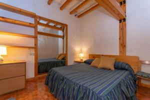 un dormitorio con una cama y un espejo en Principe Marmolada 816 A, en Malga Ciapela
