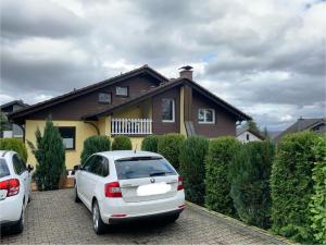 メーネゼーにあるGroße FeWo mit 2 Schlafzimmern in Körbeckeの家の前に駐車した車2台