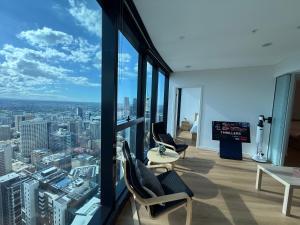 Foto Brisbane'is asuva majutusasutuse Amazing views 60th level skytower 3 bedrooms galeriist