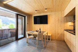 une salle à manger avec une table et des chaises et une télévision dans l'établissement Alpine Nest Bovec, à Bovec