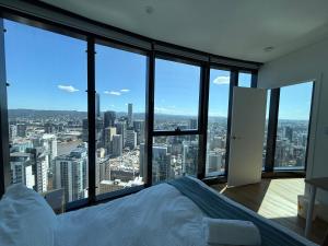 Voodi või voodid majutusasutuse Amazing views 60th level skytower 3 bedrooms toas